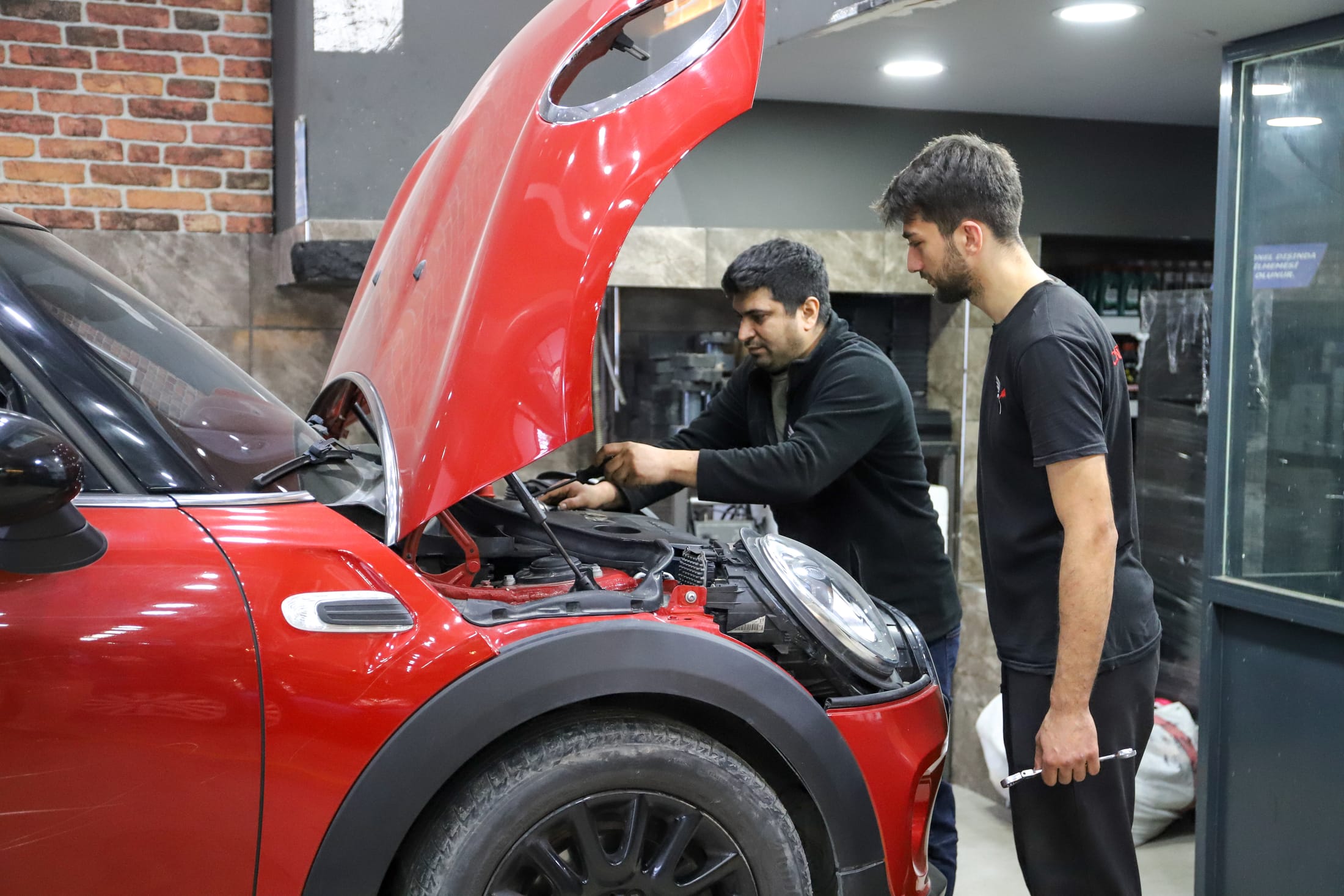 Teknisyenlerimiz bir Mini üzerinde çalışırken